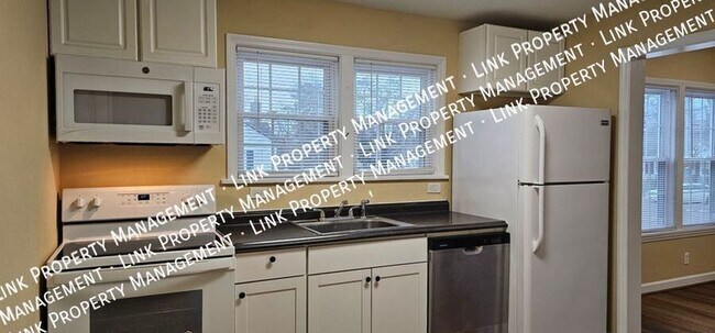 Building Photo - DON'T MISS this Remodeled 2 bedroom conven...