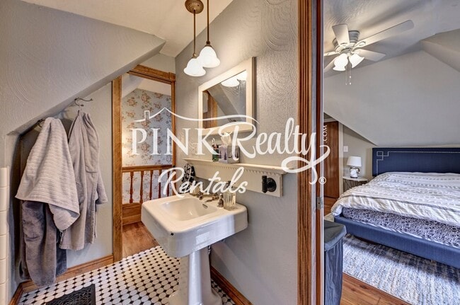 Building Photo - 1610 W Kiowa St