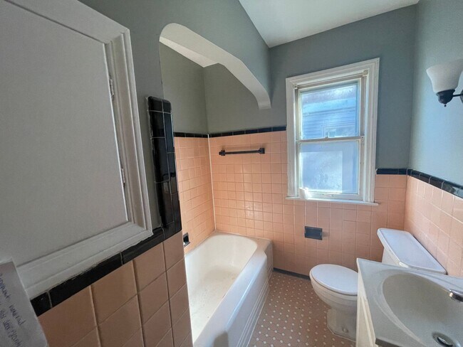 Building Photo - Showing Sat @ Noon!! New floors, paint etc! You'll love this house!!