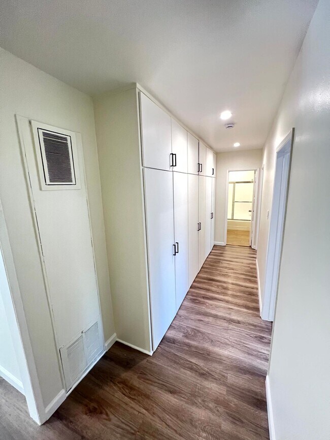 Building Photo - 2408 Ocean Park Pl S