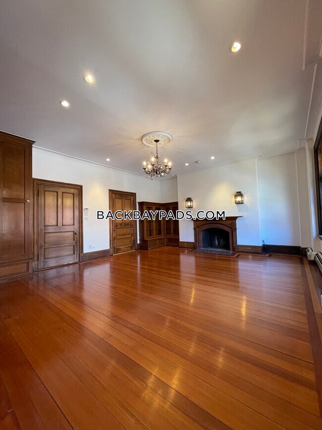 Building Photo - 370 Marlborough St