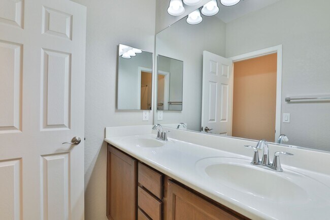 Building Photo - **Beautiful Home in Gilbert, AZ**