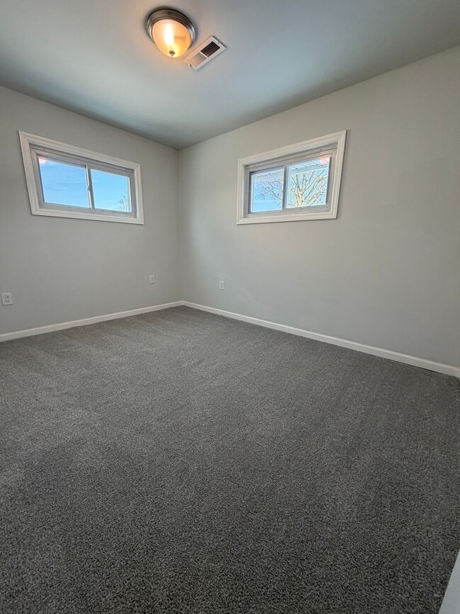 Building Photo - Fantastic 4 Bedroom 2 Bath Expanded Home