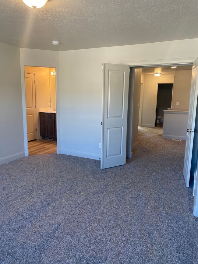 Building Photo - 3 bed 2.5 bath in  Townhome Spanish Fork