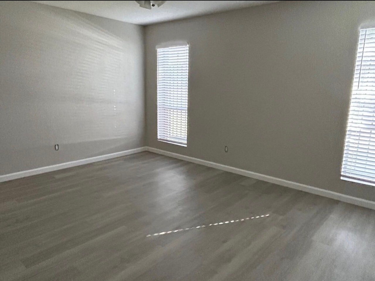 Building Photo - 5964 W Augusta Ave