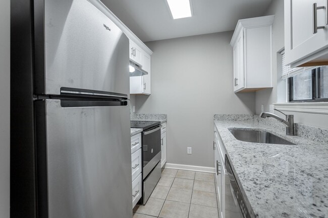 Building Photo - 2 Bedroom, 2 Bath townhome in East Brainerd!