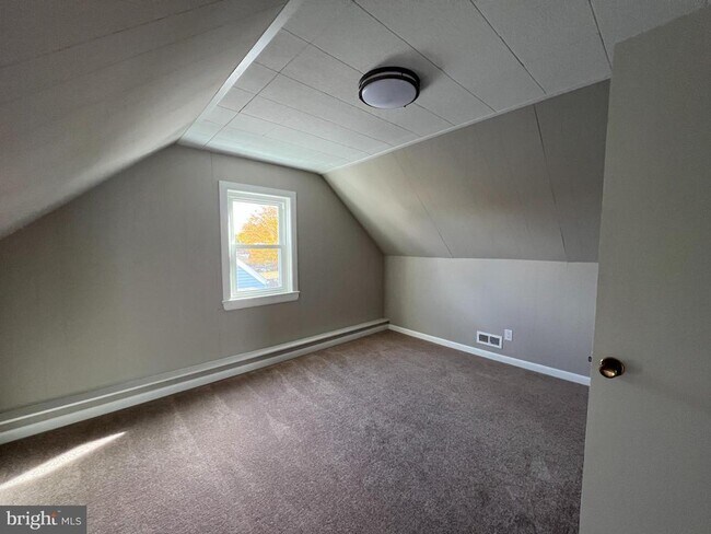 Building Photo - 346 W 11th St