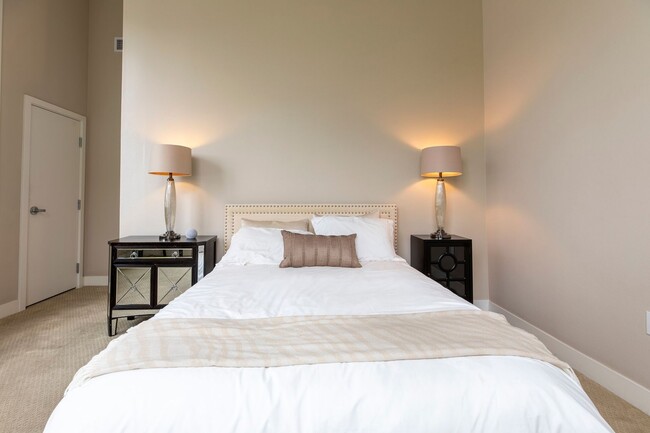 Building Photo - Modern Townhome Living in the Heart of Dow...