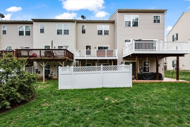 Building Photo - Charming 3-Level Townhome