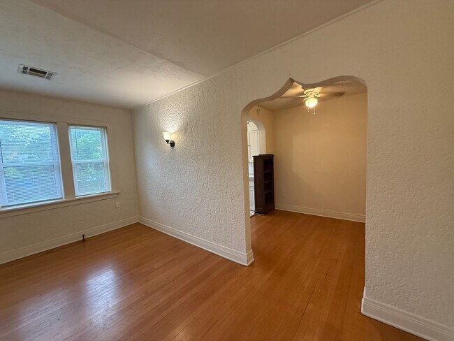 Building Photo - Charming Historic 1-Bedroom in Gatewood | Walk to the Plaza District