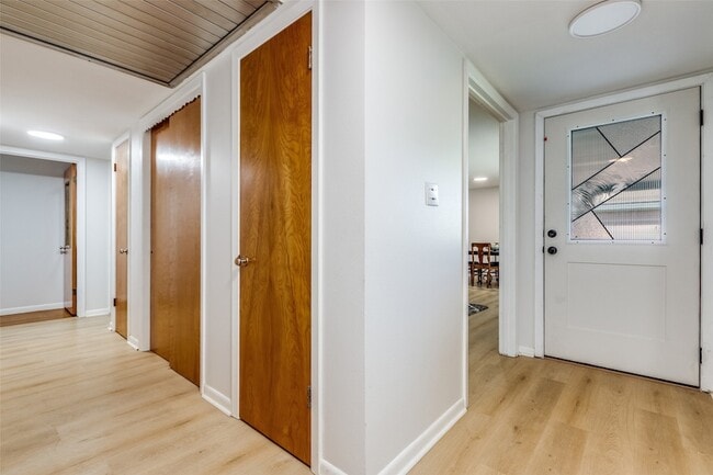 Building Photo - 401 Daisy Dr