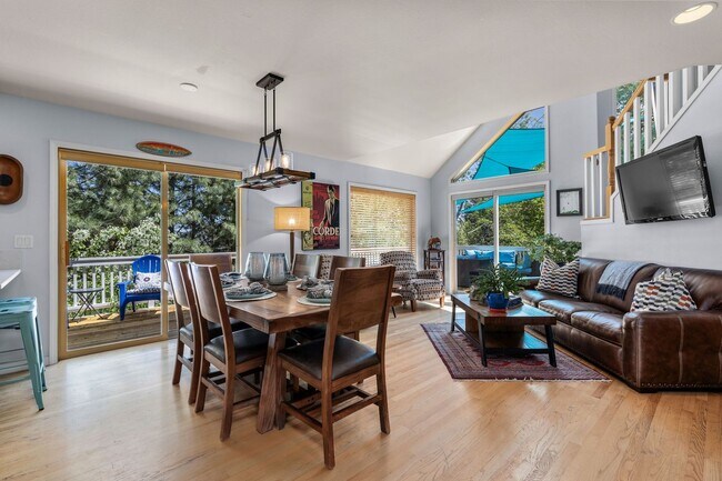 Building Photo - Beautiful bright home with large yard, fin...