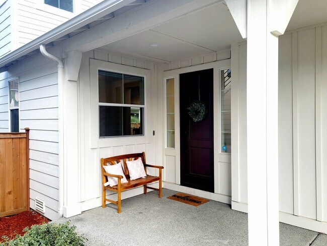 Building Photo - Spacious, Modern and Immaculate 4 bedroom, Convenient Location in Poulsbo