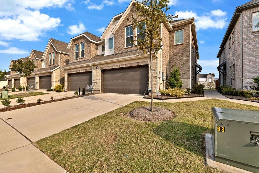 Primary Photo - 1320 Hill Country Pl