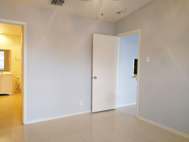 Master Bedroom with Private Master Bathroom - 2527 Corian Glen Dr