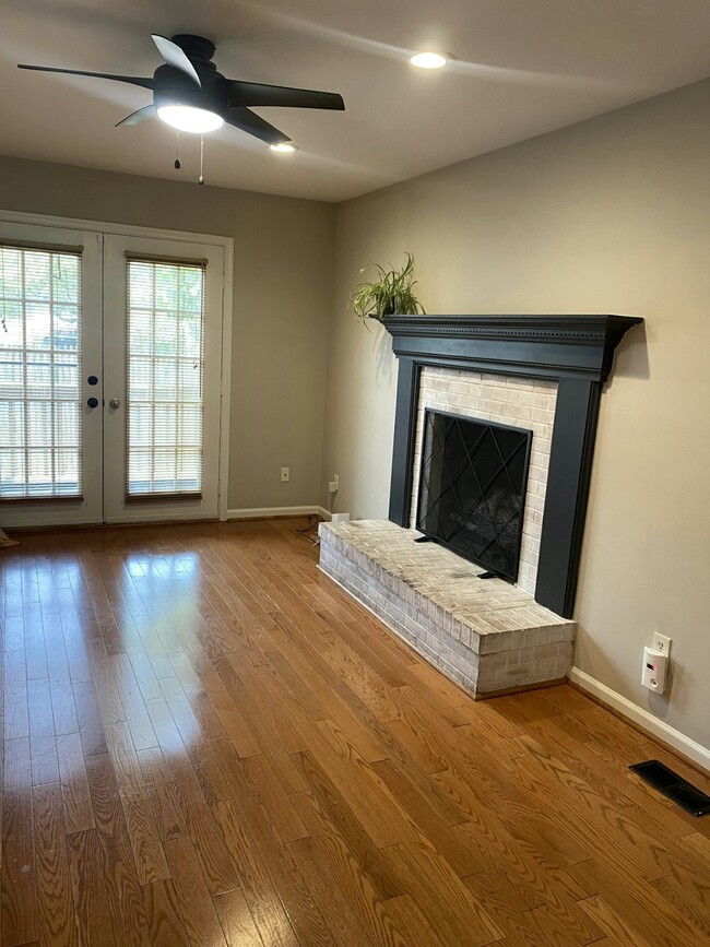 Building Photo - 557 Tiffany Ct