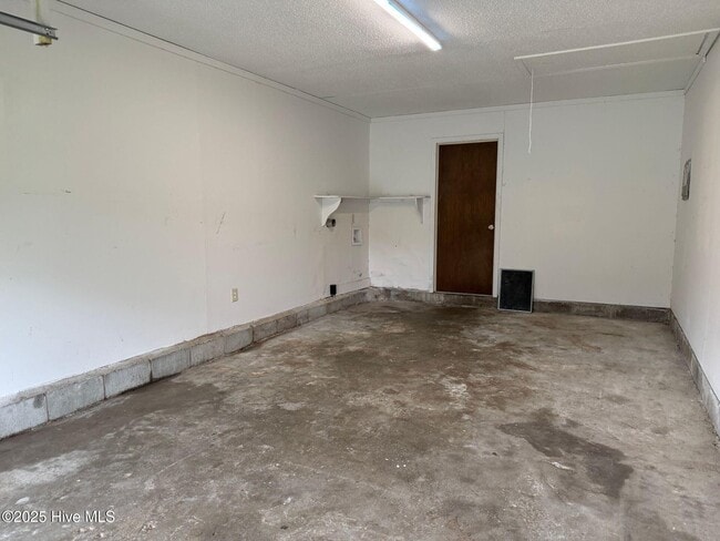 Building Photo - 105 Royal Ct