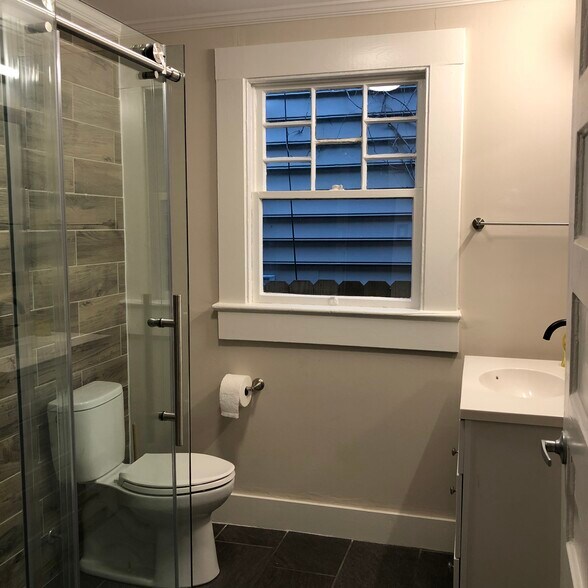 Bathroom woth Shower - 1146 King St