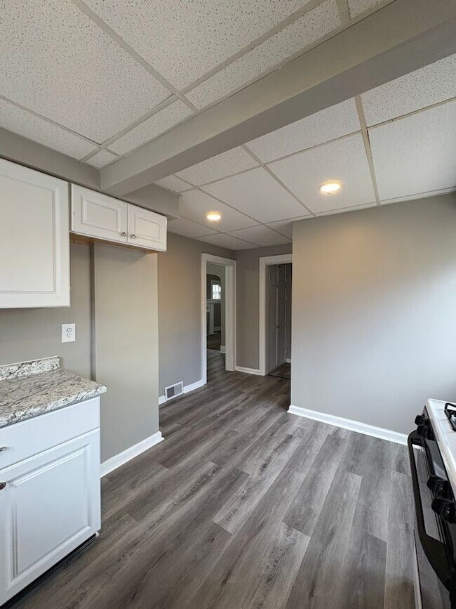 Building Photo - Large 4 bedrooms 1 full bathroom home for rent