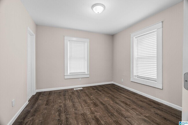 Building Photo - 528 10th Ct W