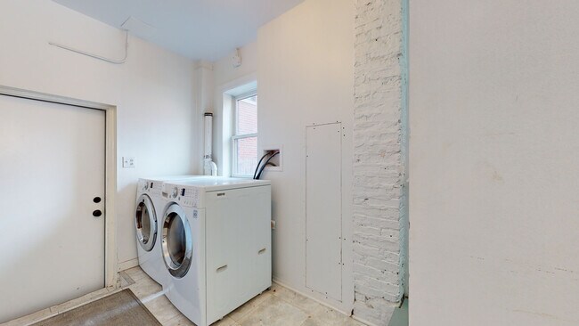 Building Photo - 1543 W George St