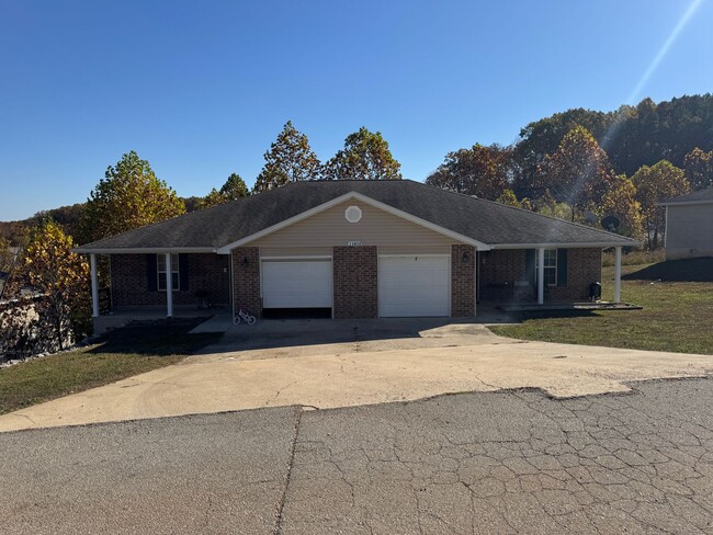 Primary Photo - 3bed/2bath duplex with garage