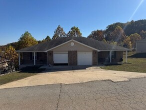 Building Photo - 3bed/2bath duplex with garage