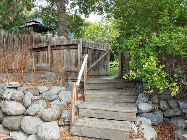 Building Photo - Fully Furnished Executive Sander's Beach Rental