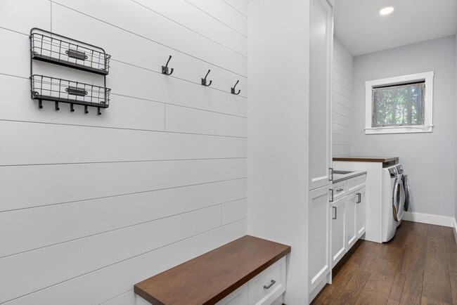 Building Photo - 940 Greenbriar Dr