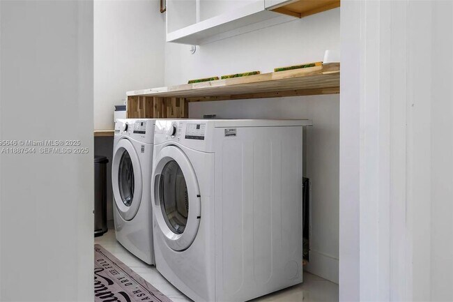 Building Photo - 2225 NE 19th St