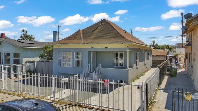 Building Photo - 640 E 54th St