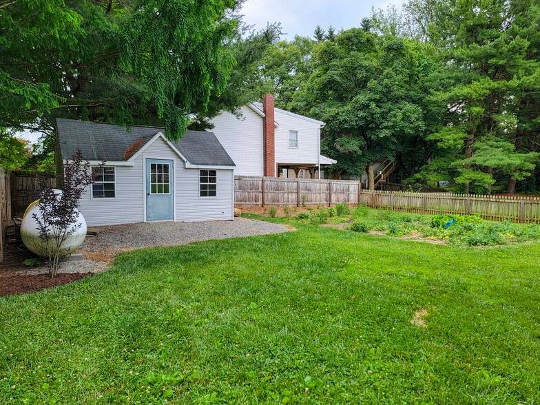 Building Photo - 557 Pitney Rd