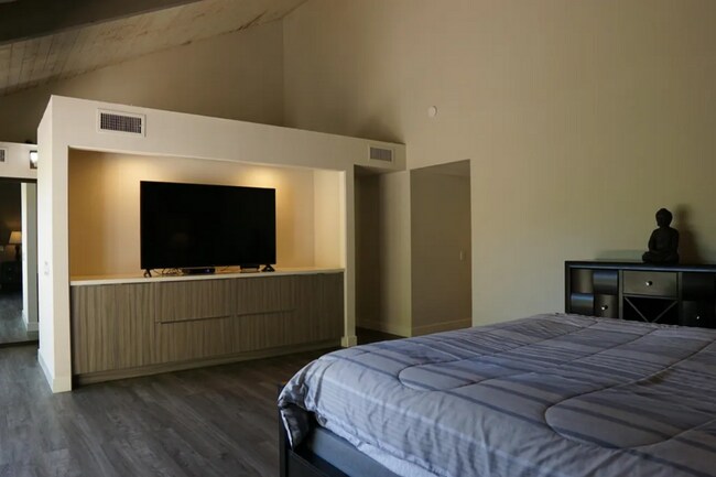 Building Photo - Newly Remodeled, Furnished 3 bed / 2.5 bat...