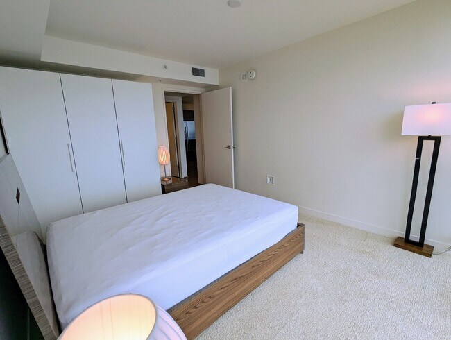 Building Photo - Fully Furnished Luxury Kakaako Living at Symphony 2 Bed, 2 Bath, 2 Parking