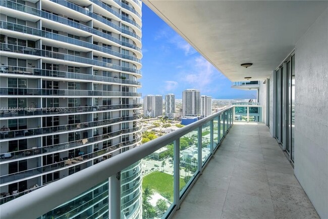 Building Photo - 1800 N Bayshore Dr