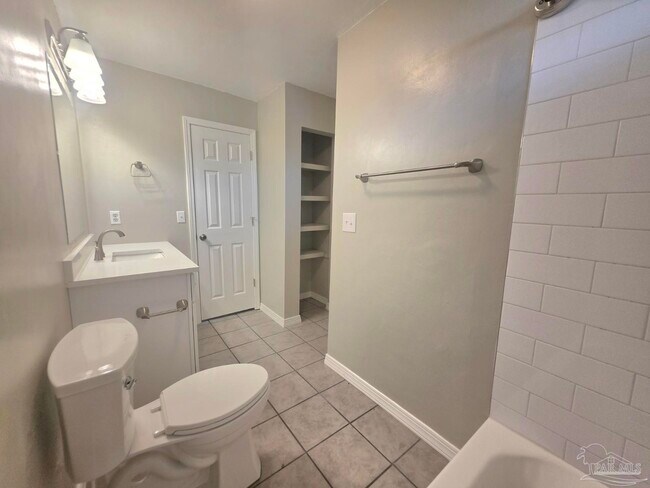Building Photo - 760 Briarwood Dr