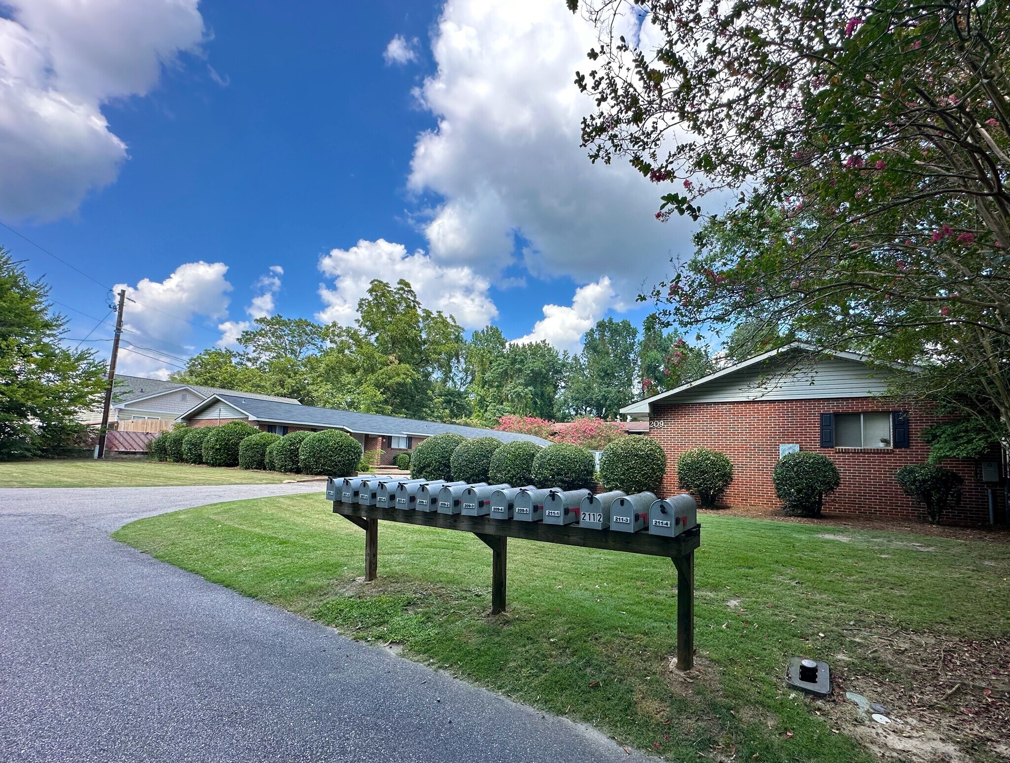Building Photo - 207 Auburn Dr
