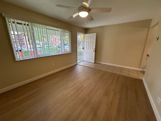 Building Photo - Single family 2 bedroom 1 bath, washer/dryer in unit