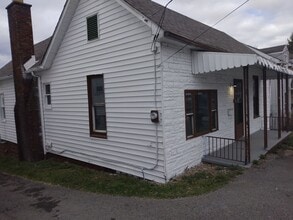 Building Photo - Spacious 2 Bedroom 1 Bathroom