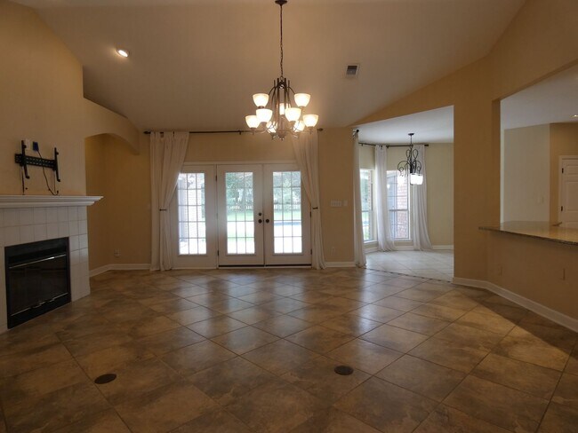 Building Photo - Spacious 4-Bedroom Pool Home