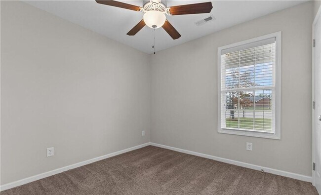 Building Photo - 1595 Rossmore Dr