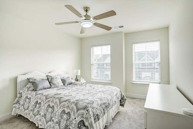 Building Photo - 3 Bedroom Townhouse in Harrisburg with Garage