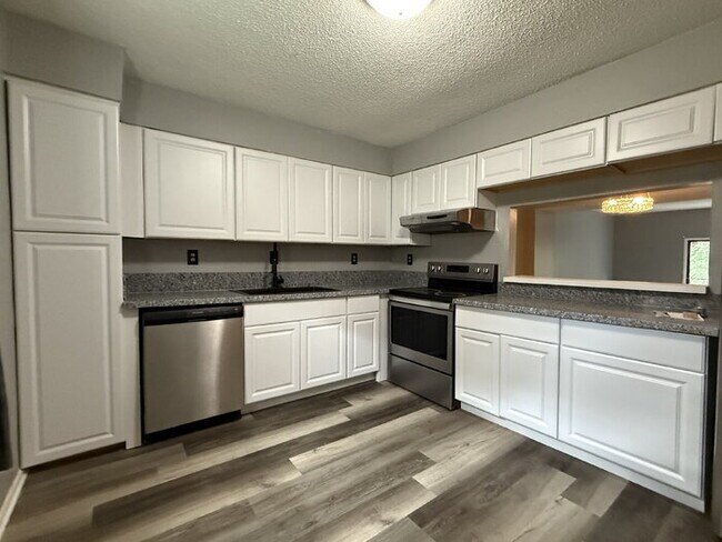 Building Photo - Your New Home Awaits: Charming 3-Bedroom T...