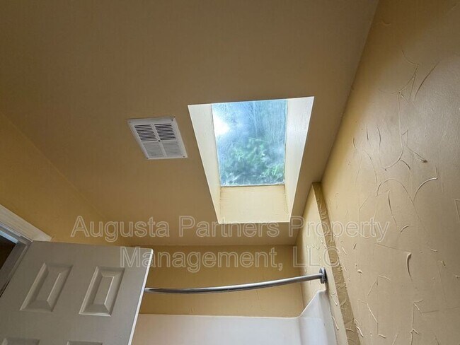 Building Photo - 3148 Vlg W Dr