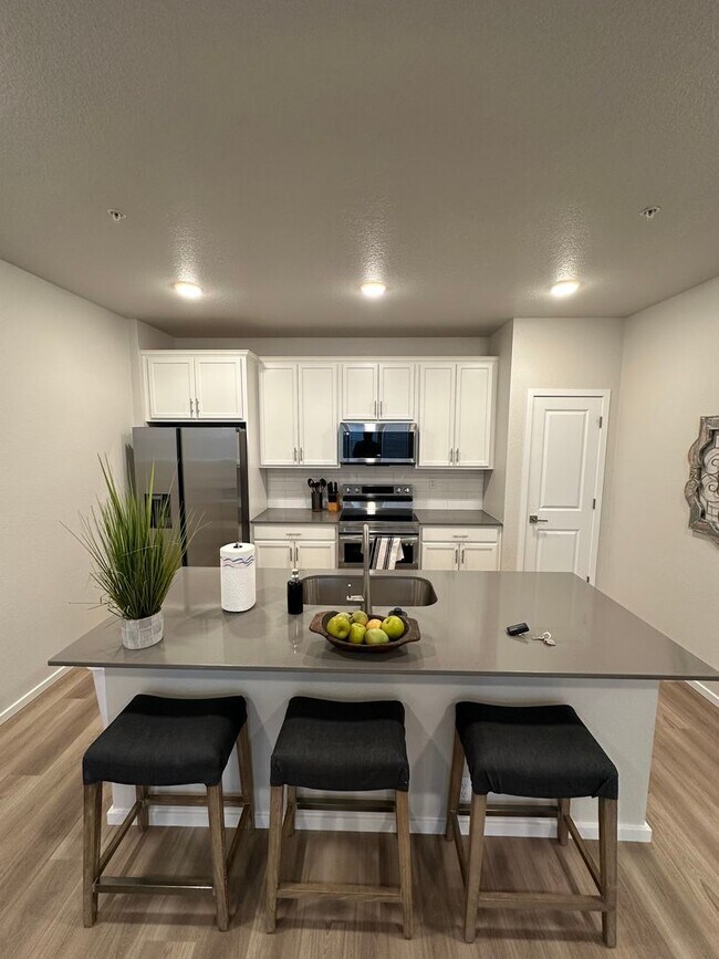 Building Photo - Raindance main floor condo move in ready.