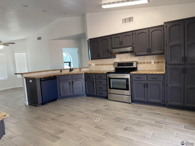 Building Photo - 10636 S Del Vista Dr