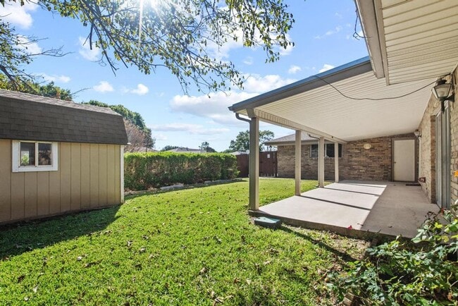 Building Photo - Charming 3-Bedroom Home with Garden Oasis