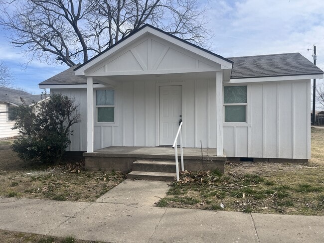 Primary Photo - 820 N Oak Ave