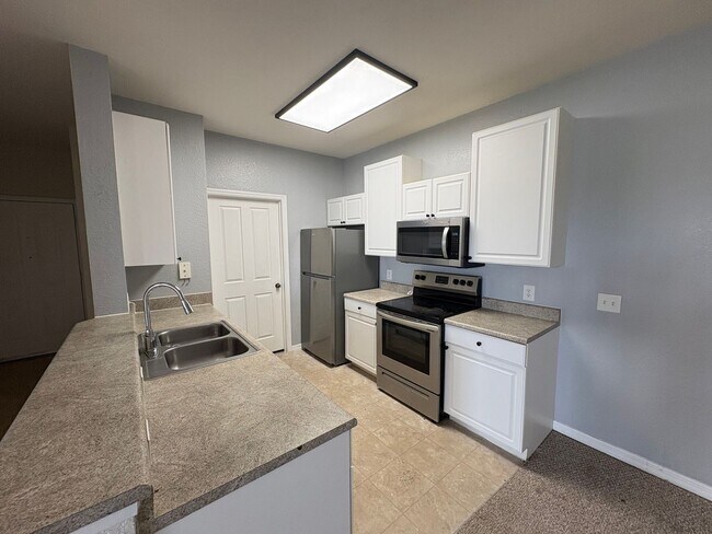 Building Photo - 8013 Hemingway Cir