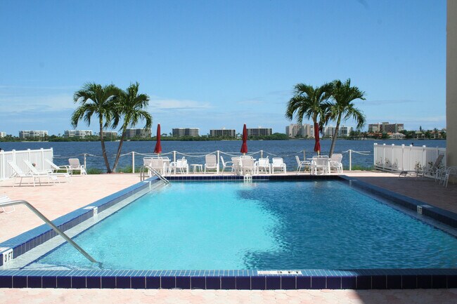 Building Photo - 1502 S Lakeside Dr